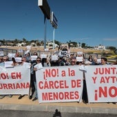 Vecinos de Churriana protestan contra la instalación de un centro de menores en la zona.