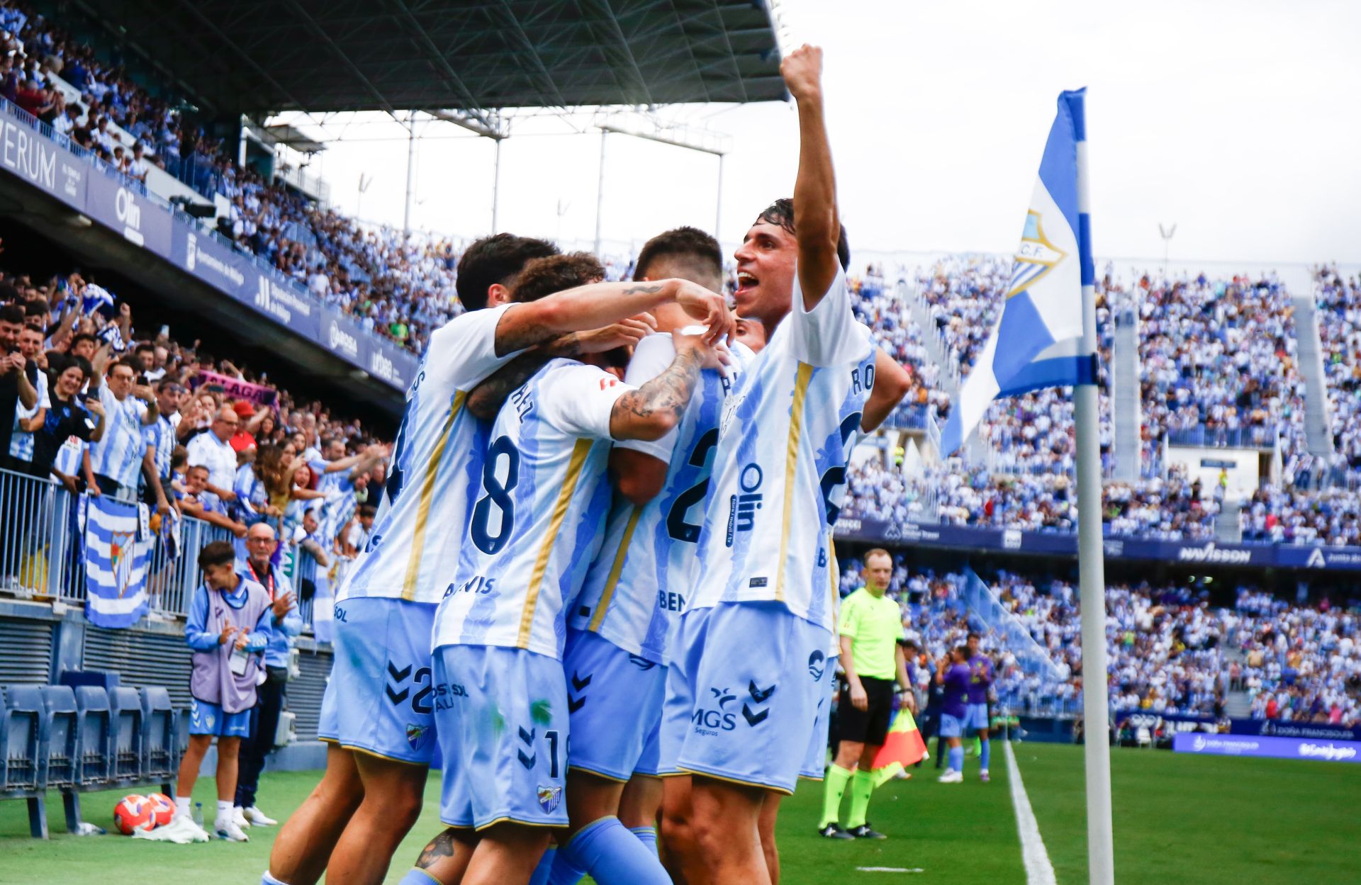 La plantilla del Málaga celebra el primer gol