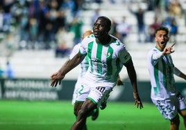 El defensa del Antequera Fomeyem celebra el gol del empate en el minuto 96.