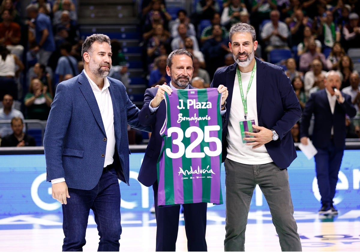 Plaza, con su camiseta del Unicaja, acompañado de Carlos Cabezas y Berni Rodríguez.