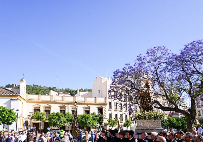 La Patrona, con la iglesia de San Lázaro de fondo.