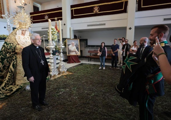 Besamanos extraordinario a la Virgen de la Esperanza Coronada.