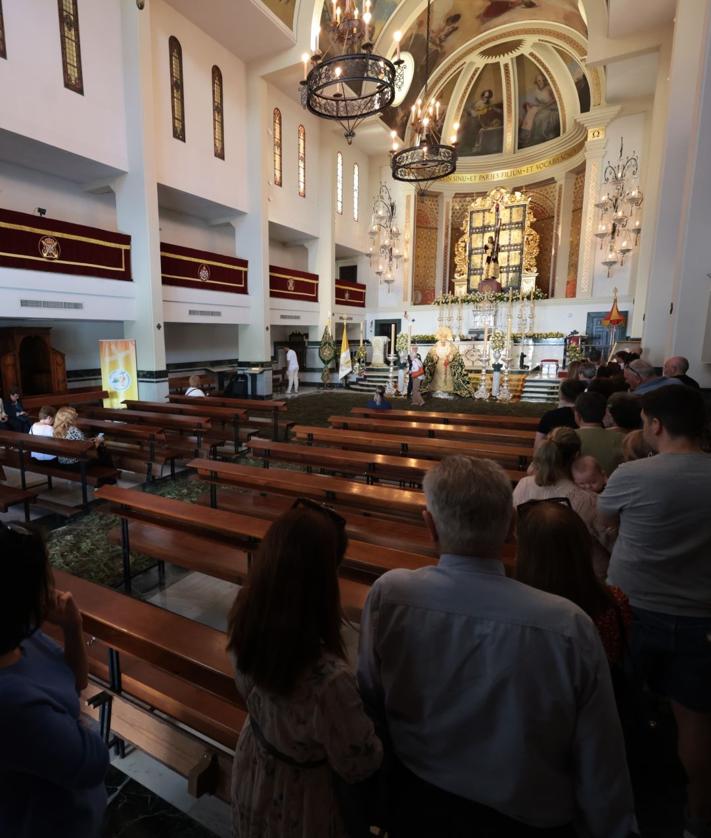Imagen secundaria 2 - Colas este domingo en la archicofradía.