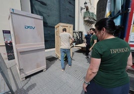 Comienza el traslado del trono de la Esperanza tras un multitudinario besamanos a la virgen