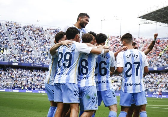 Los jugadores del Málaga celebran el importante gol al Granada del sábado, que dejó casi ultimada la permanencia.