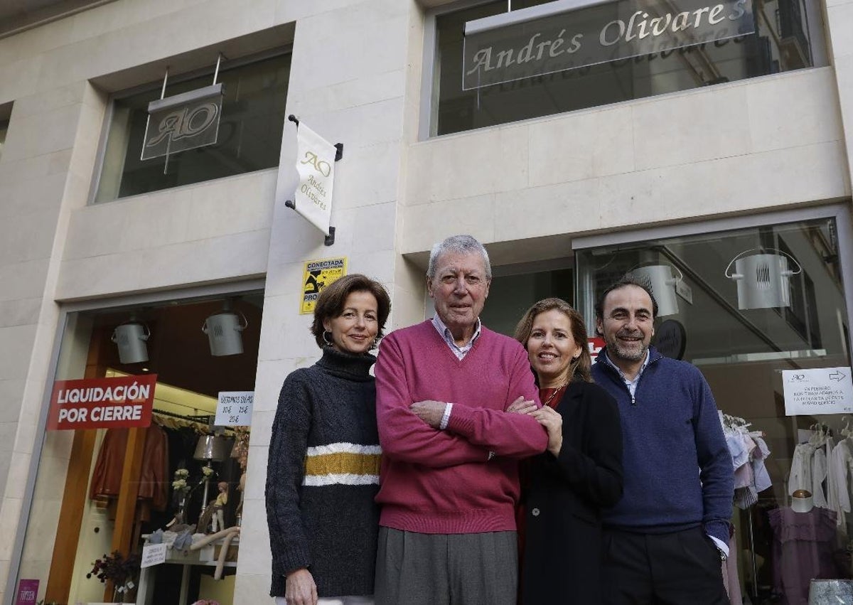 Imagen secundaria 1 - Dos fotos (una más reciente) muestran a Andrés Olivares con su mujer, María del Pilar Díaz Hermoso; otra, con sus tres hijos: Andrés, Mónica y Lara. 