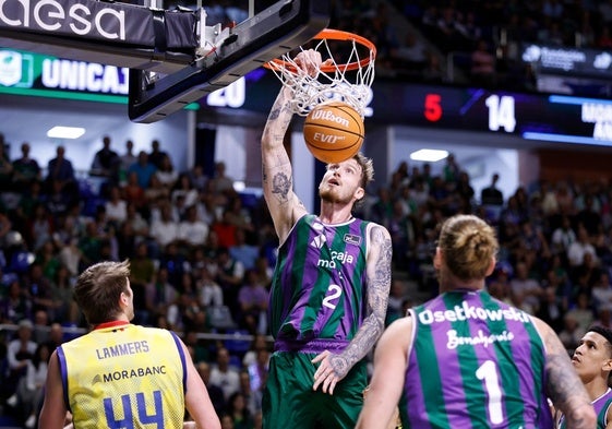 Balcerowski machaca con la mano derecha ante la mirada de Lammers y Osetkowski.