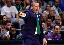 Ibon Navarro grita a sus jugadores durante el partido.