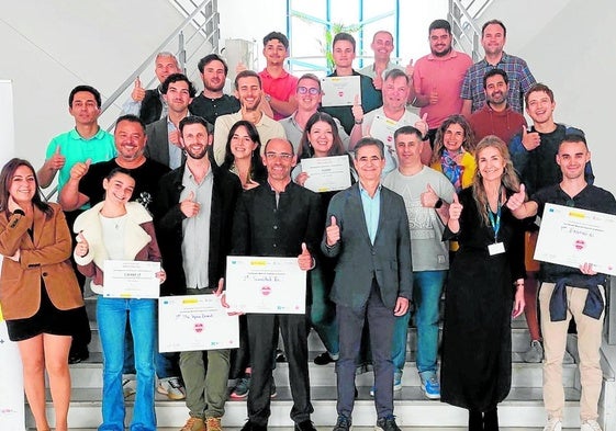 Foto de familia de los participantes en el concurso de aceleración de 'startups', con los ganadores.