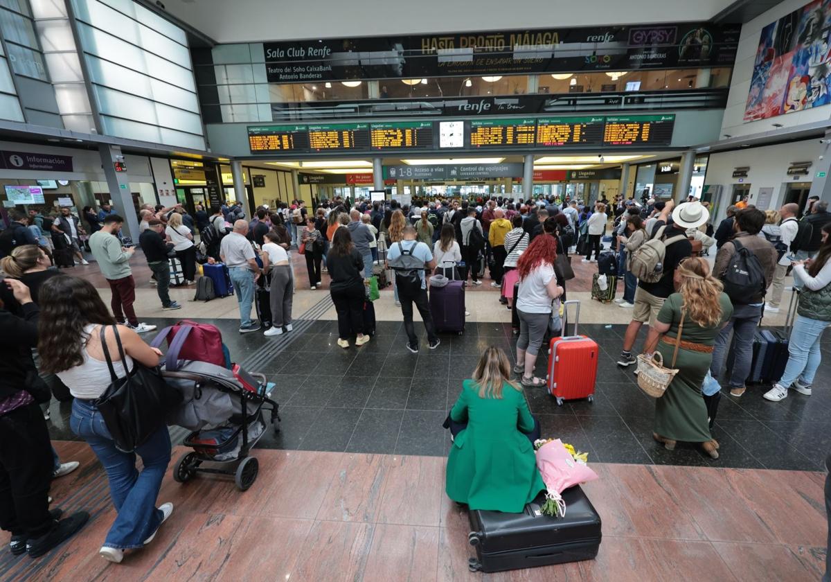 Afectados por los retrasos, en la estación María Zambrano de Málaga.