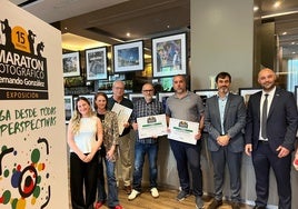 Los ganadores del maratón fotográfico Fernando González posan con sus diplomas.