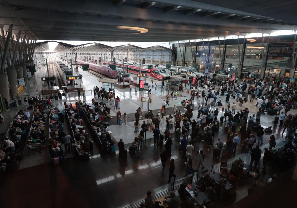 Pasajeros a la espera en la estación María Zambrano.