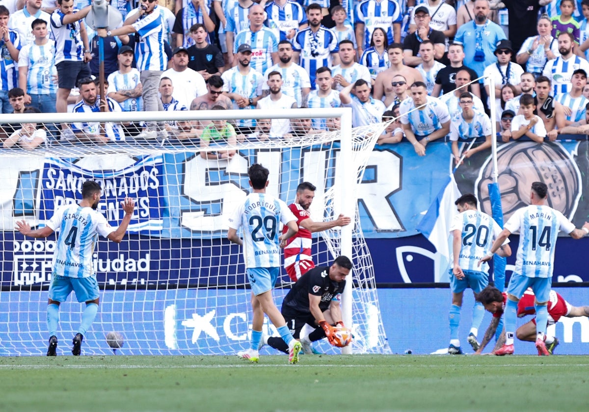 Alfonso Herrero recoge un balón cerca de su área.