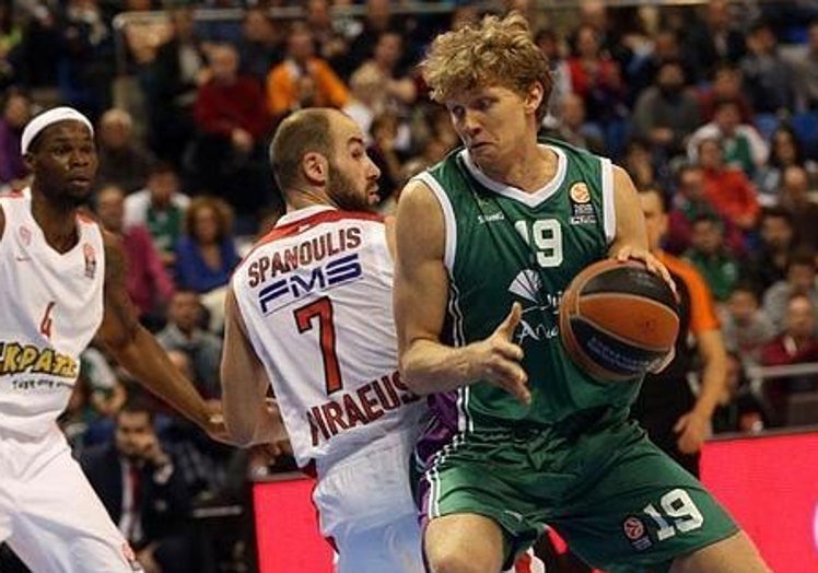 Kuzminskas, ante Spanoulis en un partido con el Unicaja en la Euroliga.
