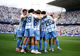 Los jugadores del Málaga celebran el gol de penalti de Antoñito frente al Granada en La Rosaleda.