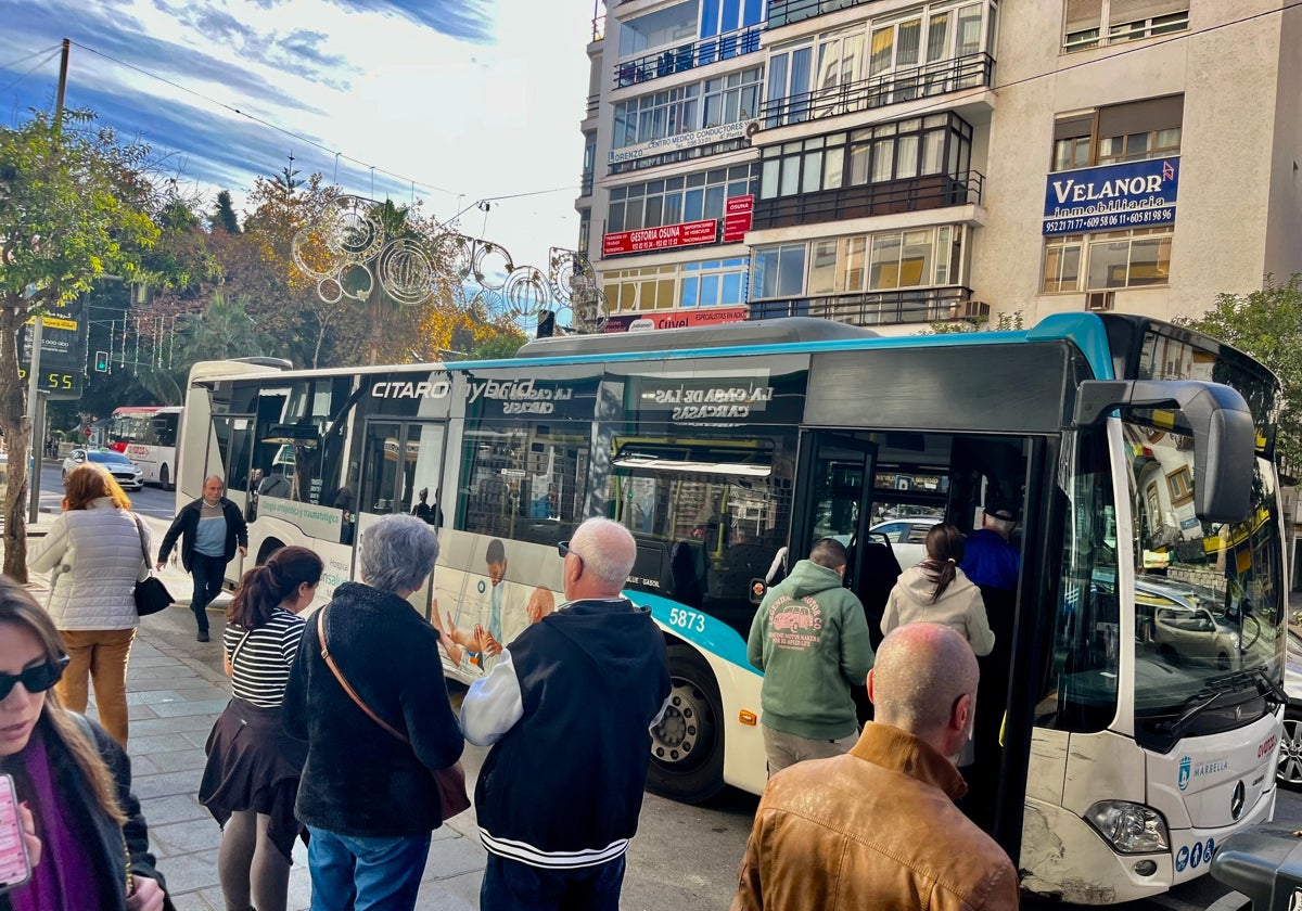Marbella renueva dos años más la tarjeta gratuita de autobús