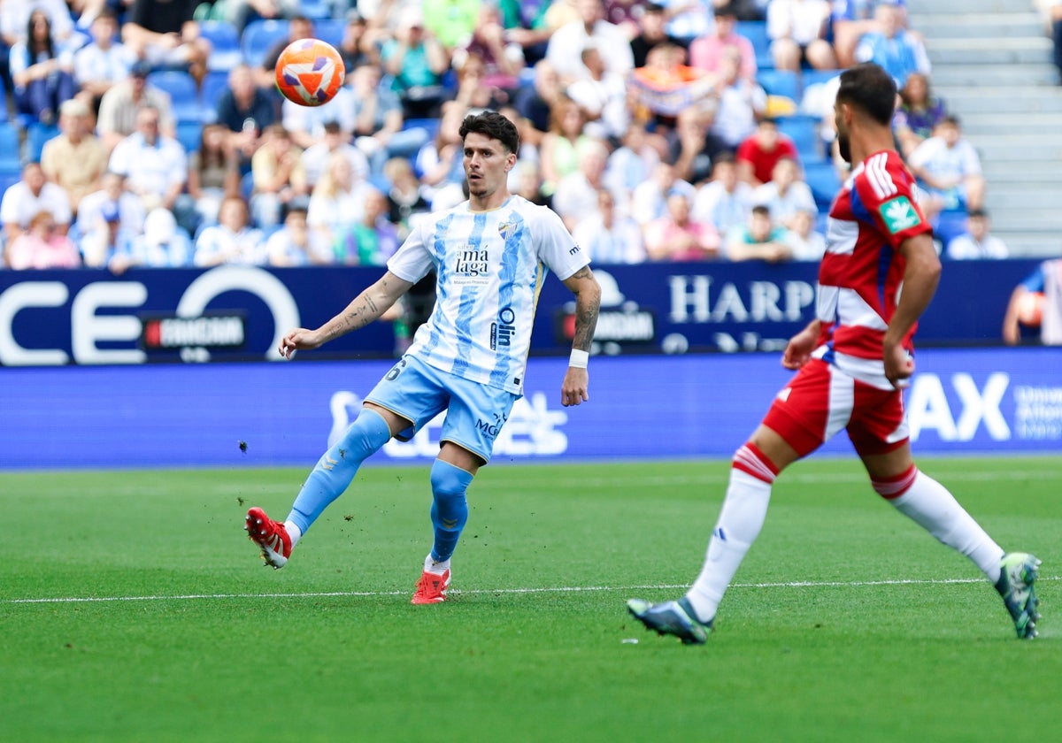 Murillo se dispone a controlar el balón en una jugada del partido frente al Granada.