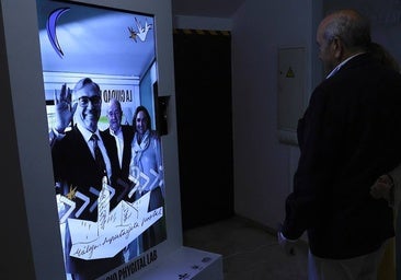 La inteligencia artificial resucita a Rafael Pérez Estrada para hacerse selfies con los lectores