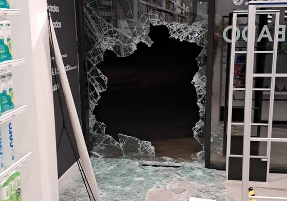 Vuelven a robar esta madrugada en una farmacia destrozando el escaparate: esta vez en Churriana