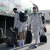 Los jugadores del Unicaja, antes de un desplazamiento.