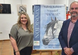 La artista y el concejal de Turismo presentan la exposición.