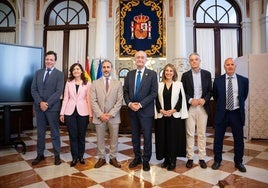 Foto de familia de responsables municipales y de la Universidad Europea de Andalucía.