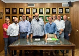 La Archicofradía de la Esperanza y el bordador Salvador Oliver firman el contrato de ejecución del nuevo manto de la Dolorosa