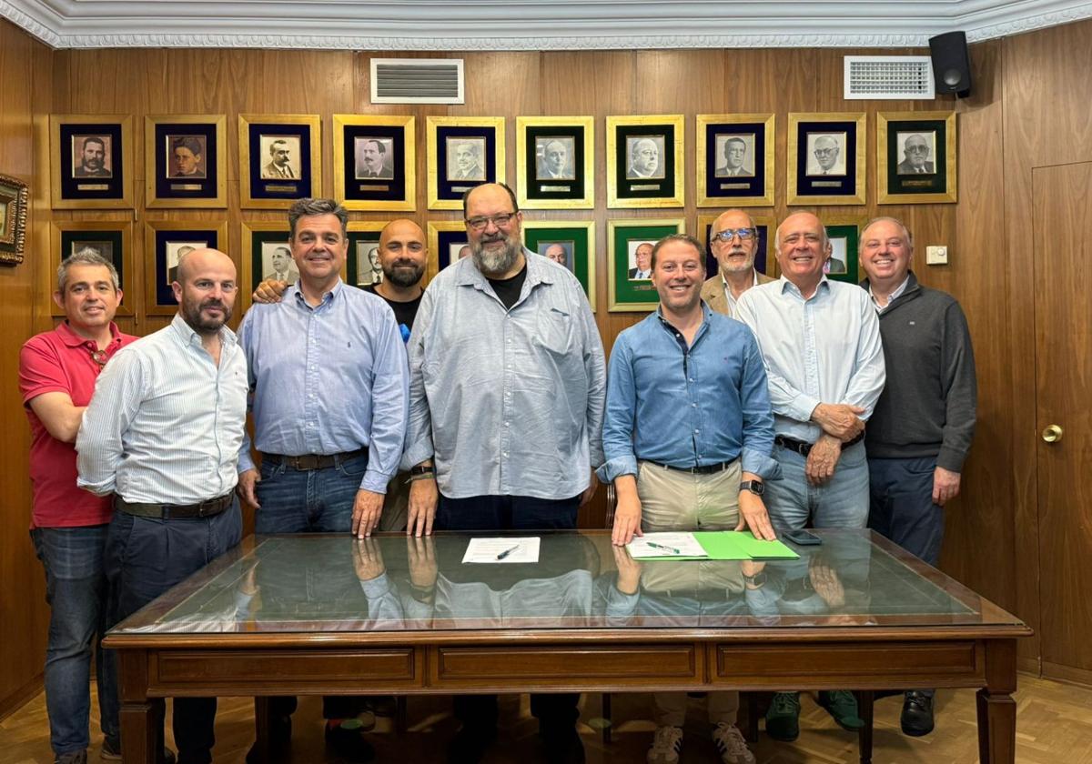 La Archicofradía de la Esperanza y el bordador Salvador Oliver firman el contrato de ejecución del nuevo manto de la Dolorosa