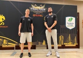 Alberto Díaz y Killian Tillie posan en el hotel de concentración.