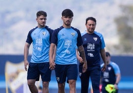 Dani Lorenzo, Kevin y Juan Roldán, analista del Málaga, caminan hacia el interior de las instalaciones.