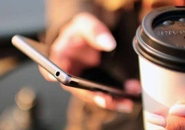 Sancionan con 6.000 euros a una empresa por compartir el móvil personal de una empleada con otros 18 trabajadores