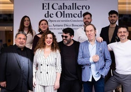 Arturo Díaz Boscovich (centro), junto a la soprano Berna Perles y el resto del elenco.
