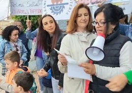Madre leyendo comunicado de protesta