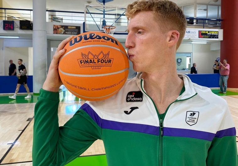 Alberto Díaz besa el balón con el que se jugará la Final Four de Atenas.