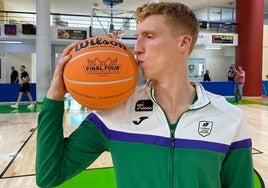 Alberto Díaz besa el balón con el que se jugará la Final Four de Atenas.