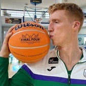 Alberto Díaz besa el balón con el que se jugará la Final Four de Atenas.