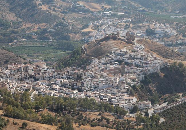 Vista panorámica de Álora, donde sobresalen su castillo y la iglesia de la Encarnación