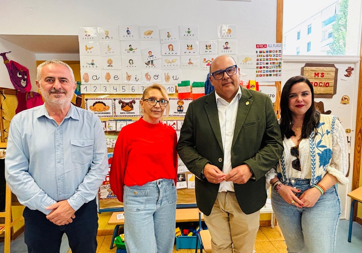 El alcalde veleño y ediles, en la visita al colegio Las Naciones.