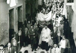 El barrio de la Trinidad recupera la antigua custodia del Corpus Chiquito
