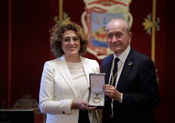 La presidenta de la Asociación de la Prensa de Málaga, Elena Blanco, y el alcalde, Francisco de la Torre, en la entrega de la Medalla de la Ciudad.