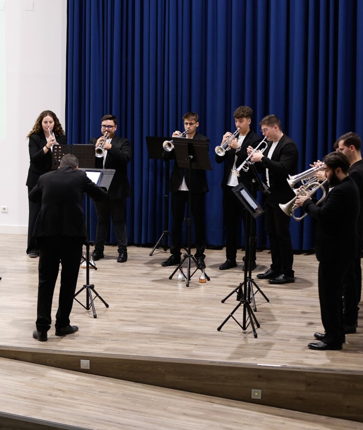 Imagen secundaria 2 - Más imágenes del acto de homenaje a los docentes jubilados. 