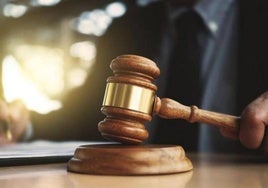 Despiden a la dependienta de una zapatería por falsificar el registro horario para disfrutar siempre del mismo turno