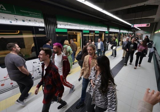 Viajeros en la estación del metro del Centro de Málaga en una imagen de archivo.
