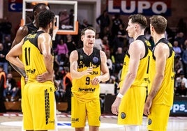 Huertas se dirige a sus compañeros durante un partido de esta temporada.