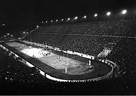 Imagen del estadio Panathinaikó con 80.000 personas en las gradas durante la final de la Copa Saporta en 1968 entre el Slavia de Praga y el AEK de Atenas.