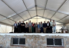 Autoridades asistentes al acto de conmemoración del séptimo aniversario del SIPAM en Almáchar.