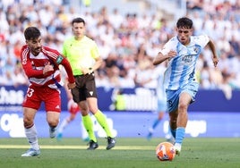 Un avance del canterano Izan Merino, al que persigue en la carrera Manu Trigueros, el sábado.
