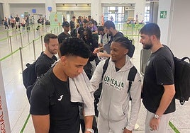 Los jugadores del Unicaja, antes del embarque.