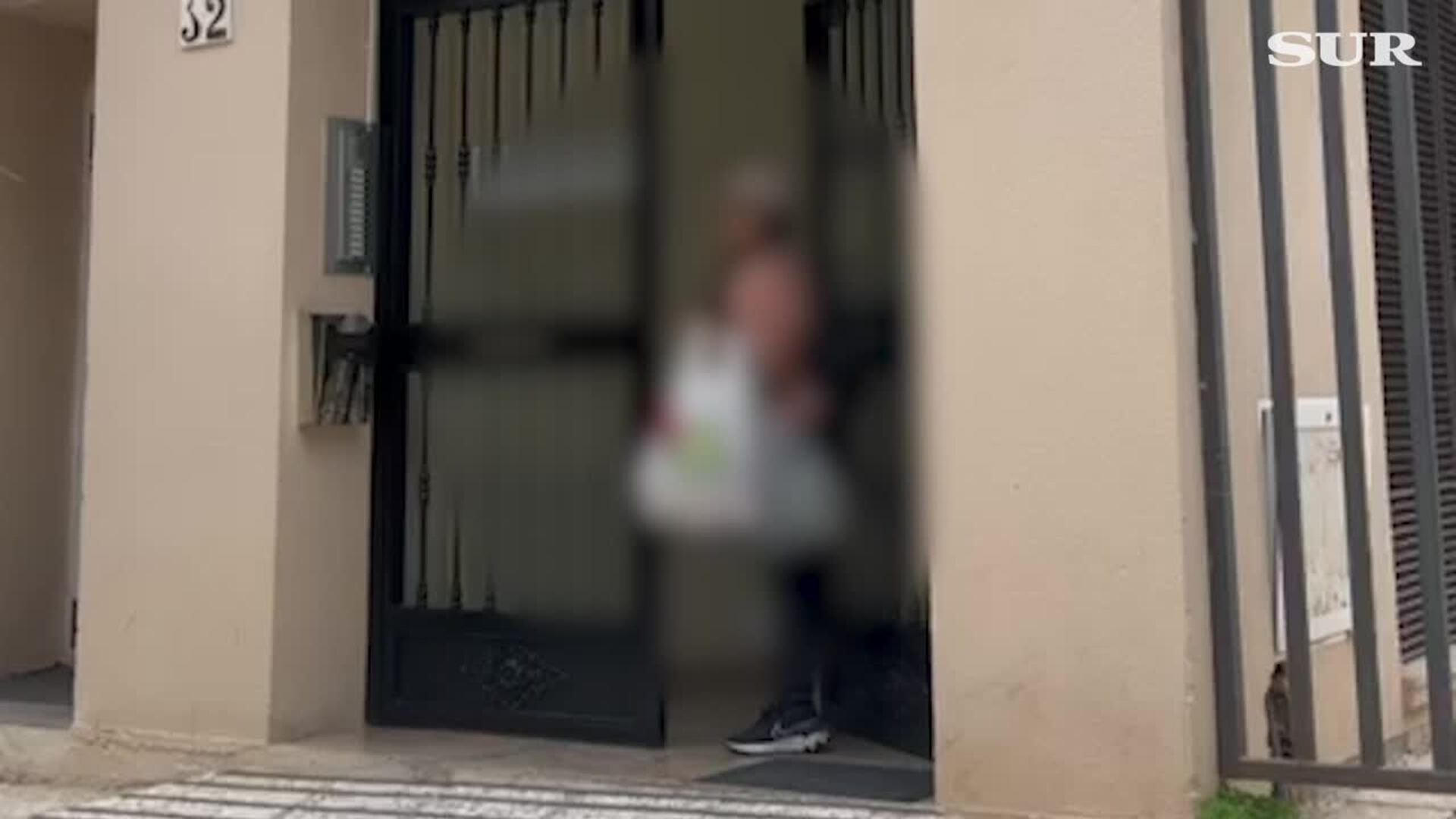 Denuncia los insultos homófobos y diarios de una vecina en Torremolinos: «Maricón, te estás muriendo de sida»