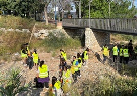 Estudiantes participan en la recogida de basura.